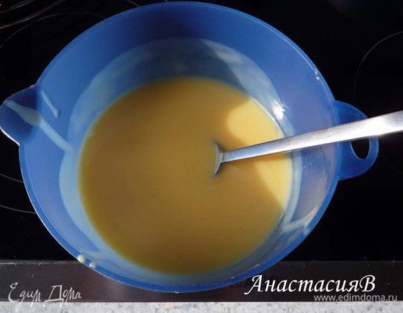 4 пластинки желатина (согласно инструкции на упаковке) замочить в холодной воде в течение 5 минут, отжать и на медленном огне растопить, перемешать с яйчным ликером.