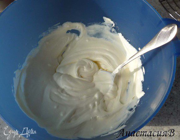 Сметану и 100г сахара перемешать. 8 пластинок желатина, как и в предыдущем шаге, замочить в холодной воде в течение 5 минут, отжать и растопить на медленном огне. 

Добавить пару ложек сметаны, пермешать, а затем добавить в остальную сметану и хорошо перемешать. Поставить в холодильник минут на 30. Яйчный ликер с желатином я в холодильник не ставила, чтоб масса была более-менее жидкой, иначе тяжело будет на торт равномерно нанести.