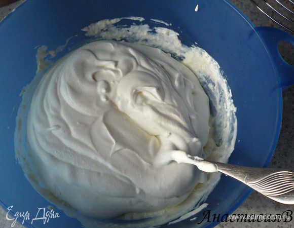 400мл сливок взбить и перемешать со сметанным кремом. 