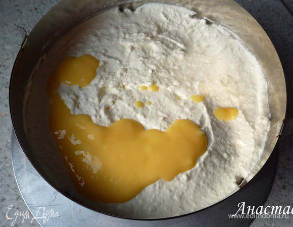 Половину массы выложить на вишни. Сверху - половину яйчного ликера. 