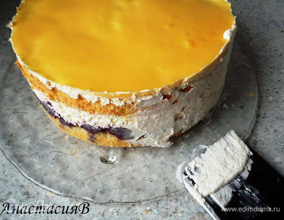 Взбить 100мл сливок и обмазать торт по бокам.