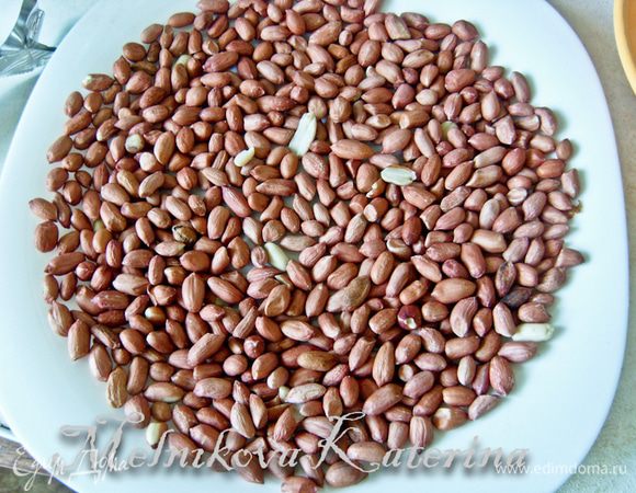 Сырые орехи выложить на тарелку ровным слоем по поставить в микроволновую печь на 3 минуты. Дать остыть, снять шелуху. Если используете миндаль, то сперва замочить в кипятке на несколько минут, затем снять кожуру и подсушить на сковороде. 