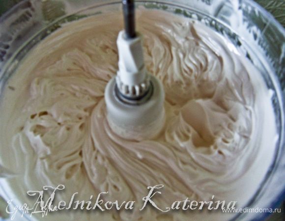 Затем нужно тонкой струйкой вливать в белки кипящий горячий сироп, продолжая взбивать их на высокой скорости (я все делала в кухонном комбайне). Масса должна увеличиться в объеме в 2-3 раза, стать очень  густой, тягучей. Мои заметки: после того, как я влила весь сироп, я продолжала взбивать белки еще около 15-20 минут. 