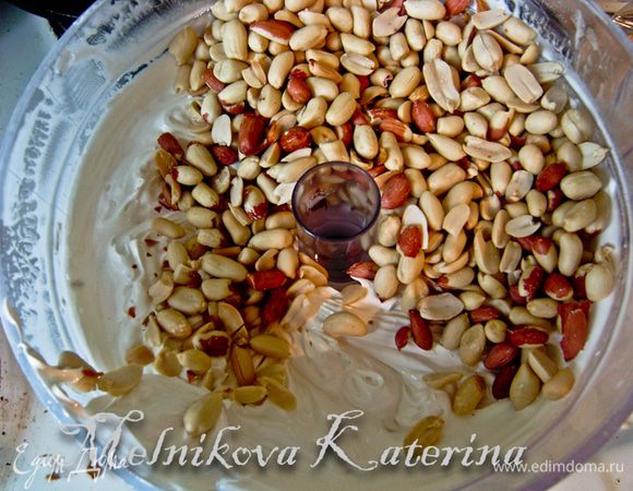 Добавить орехи и тщательно все перемешать ложкой (масса такая густая, что даже ложкой перемешивается не с легкостью, значительно плотность отличается от обычных взбитых белков). 
