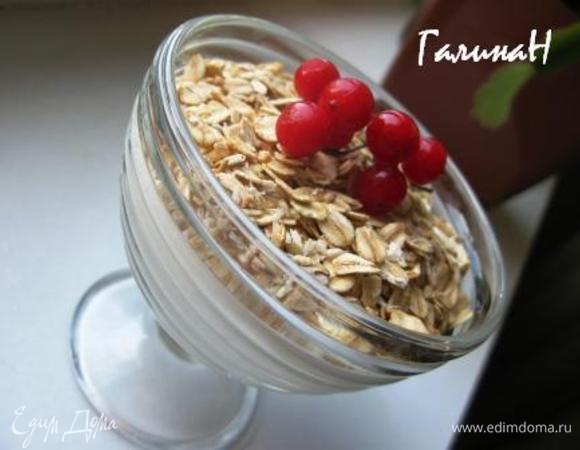 Все ингредиенты кроме мюсли и ягод взбить блендером. Выложить в креманку, присыпать мюсли. Украсить ягодами или цукатами. И утро может быть добрым! Приятного аппетита.