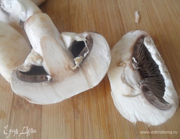 Отделить шляпки от ножек грибов.