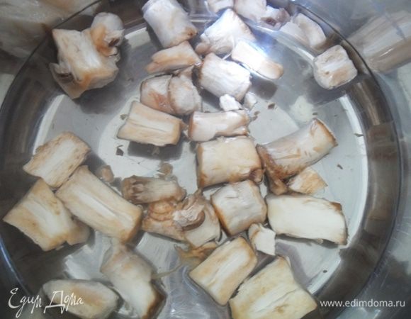 Ножки залить 1,5 стаканами воды и поставить вариться.