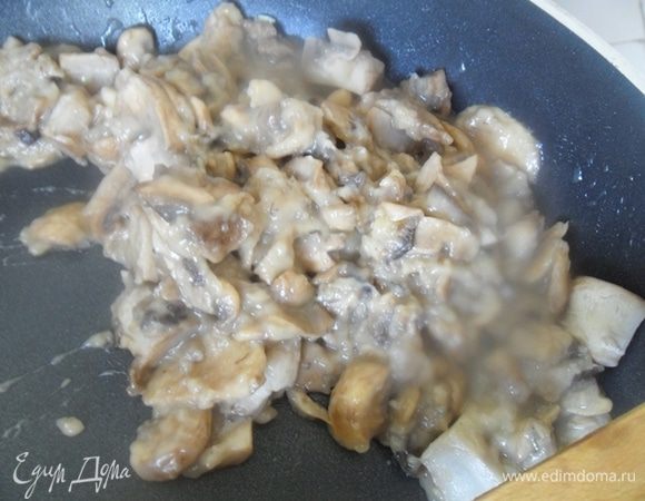 Как только сварятся ножки, берем полстакана грибного бульона и вливаем в сковороду к шляпкам,накрываем крышкой и даем потомиться 5 мин,пока масса не загустеет и не разойдутся комочки.