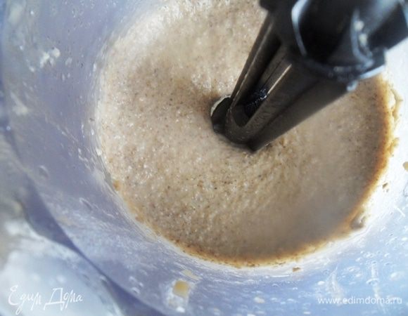 Отправляем всю массу в блендер,хорошо взбиваем.