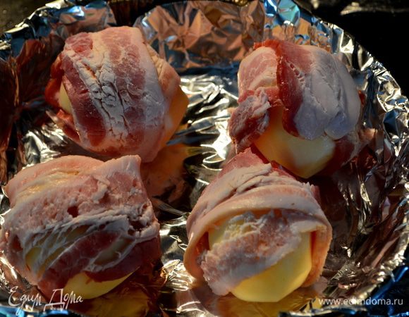 Почистим картофель,подготовим жаропрочное блюдо или фольговое блюдо для духовки.
Каждый картофель обернем полоской бекона и прихватим зубочисткой, если у вас бекон соскользает.
Поставим в разогретую духовку на 200гр.примерно на 50мин.