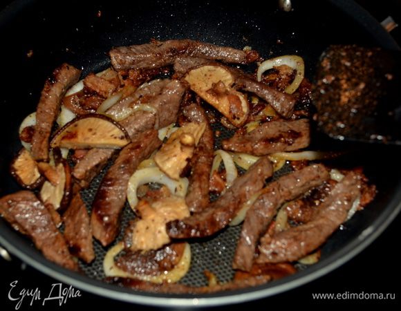 На разогретую сковороду выкладываем порезанный на мелкие полоски бекон.Затем говядину,солим и перчим по вкусу, грибы/если те долго готовятся/,лук я кладу последним,чтоб он не стал мягким/так любит муж :о)/. Жарим до готовности.