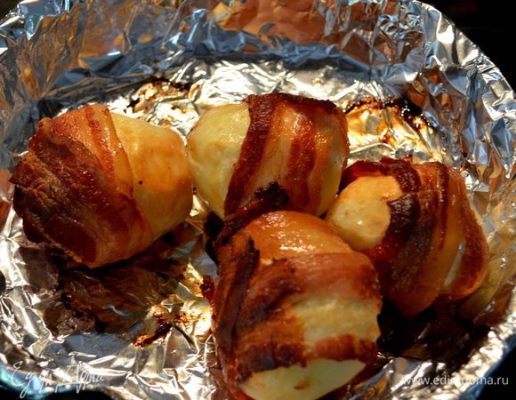 Достаем готовый картофель с беконом.