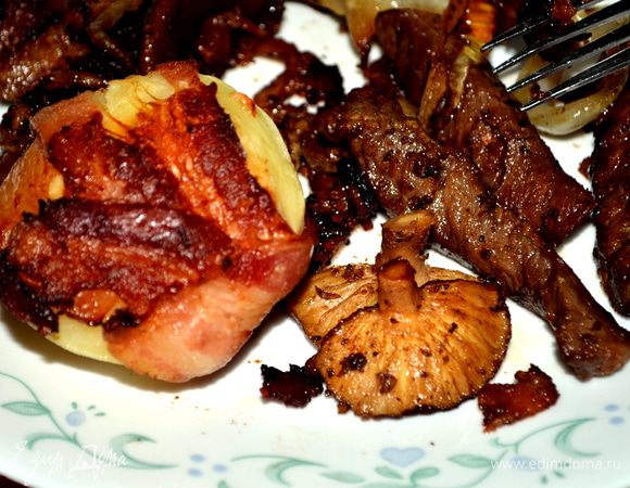 Подаем готовый картофель в беконе с мясом и грибами.