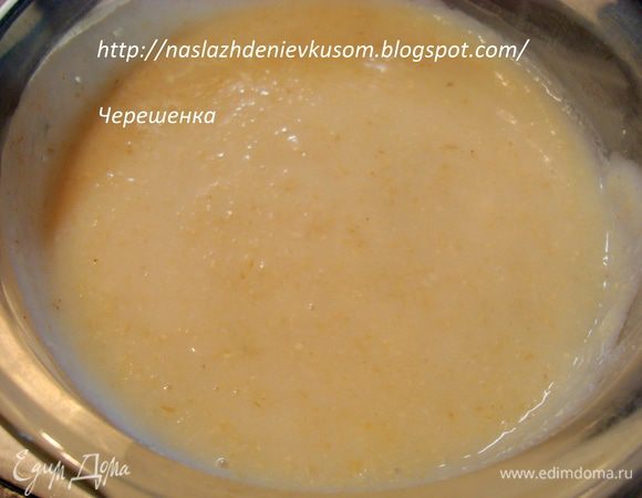 … доводим до кипения, делаем огонь на минимум и постоянно помешивая венчиком (чтобы не было комочков) варим 3 минуты… Затем добавляем молоко и варим еще 2 минуты…