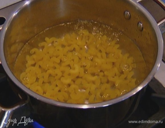 Макароны-спиральки отварить в подсоленной воде, затем воду слить и сохранить.