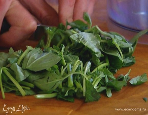 Петрушку и базилик порезать.