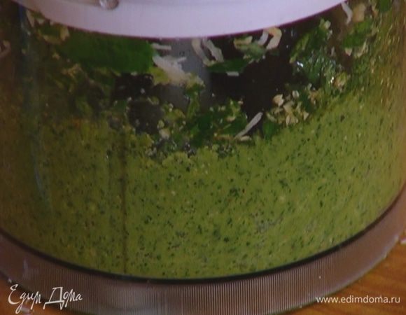 Приготовить соус песто: базилик, петрушку, орехи и оливковое масло взбить в блендере. Всыпать натертый сыр, влить лимонный сок и еще немного взбить. Добавить чеснок и 1 ст. ложку кипяченой воды и взбивать до получения однородного соуса.