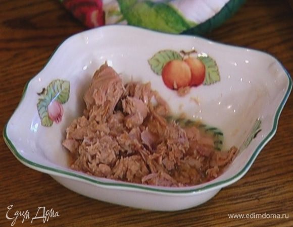 Тунец измельчить руками.
