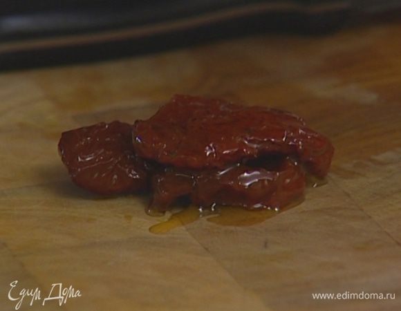 Вяленые помидоры порезать небольшими кусочками.