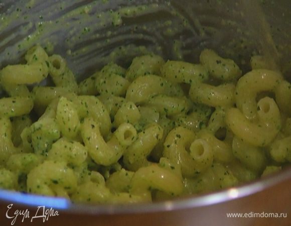 В горячие макароны добавить 1 ст. ложку соуса песто и перемешать.