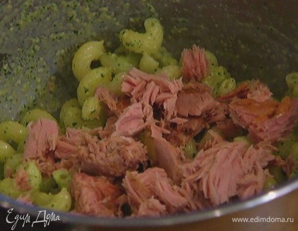 Влить немного воды, в которой варились макароны, добавить кусочки тунца, каперсы и помидоры, все перемешать.