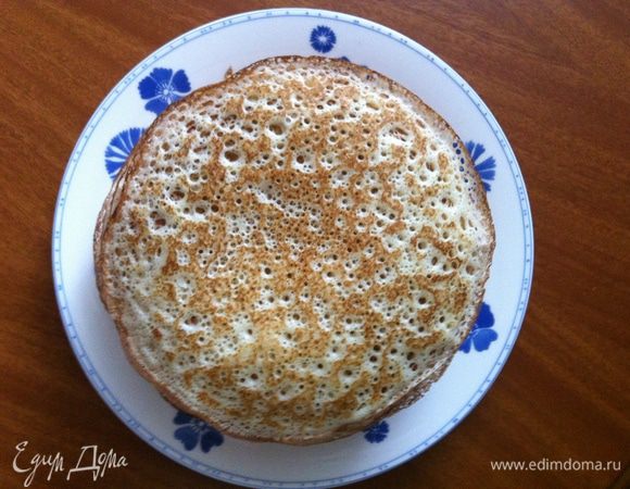 В миску просеять муку, дрожжи, соль, сахар, перемешать. Выбить в сухую смесь яйца. Молоко смешать с горячей водой и влить в миску к остальным компанентам. Венчиком взбить массу до однородности. Оставить подходить тесто в теплом месте минут на 30. Перед выпеканием блинов в тесто влить растительное масло ( около 100 мл). Сковороду смазывать уже не нужно.
