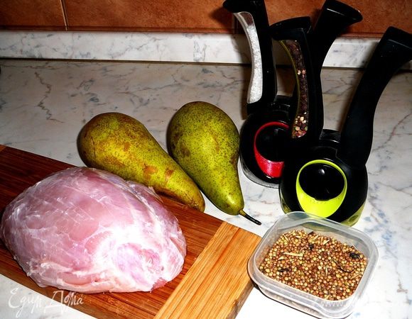 Взять свинину без кости. Если любите попостнее, то можно взять карбонат. Я делаю либо из шеи, либо из окорока... Мясо хорошо помыть и просушить, груши помыть и нарезать вдоль полосками 0,3-0,5 см (семечки удалить).