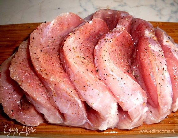 Натереть солью,  перцем, молотым кориандром. Натираем и снаружи, и внутри надрезов тщательно . Оставить мариноваться на 2-3 часа.