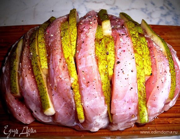 В мясные кармашки выложить пластинки груш.