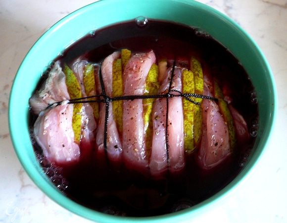 Положить в чашку и залить вином.