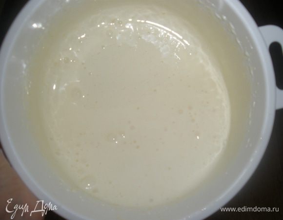 Для приготоаления бисквитного теста яйца разделить на белки и желтки. Белки убрать в холодиьник, а желтки взбить с сахаром до густой пены. 