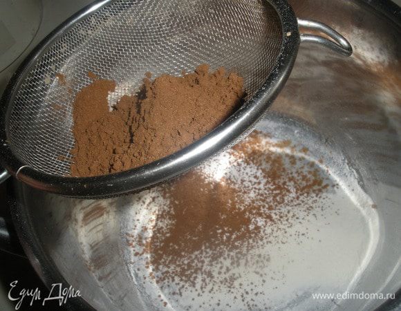 В отдельной миске просеить муку с какао и с разрыхлителем и перемешать все сухие ингредиенты. 