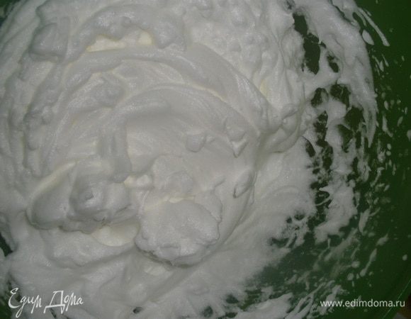 Белки взбить в ОЧЕНЬ крепкую пену. 