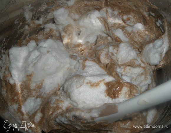 Добавить белковую массу к шоколадно-желтковой. Ее вводим частями, аккуратно размешивая лопаточкой. Все белки должны разойтись. 