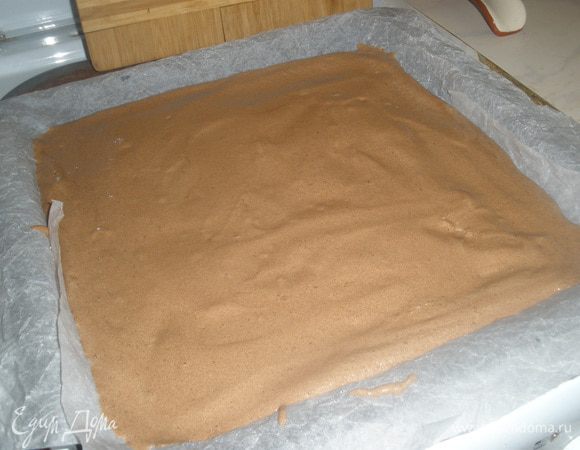 Выкладываем наше жидкое тесто и распределяем его лопаточкой по всей поверхности. Выпекаем 15 минут при температуре 190 градусов. Готовность проверяем зубочисткой. 