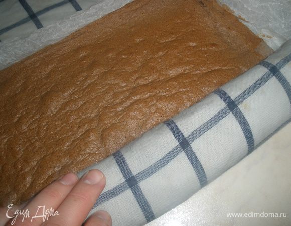 И сразу заворачиваем в рулет. Даем полностью остыть.