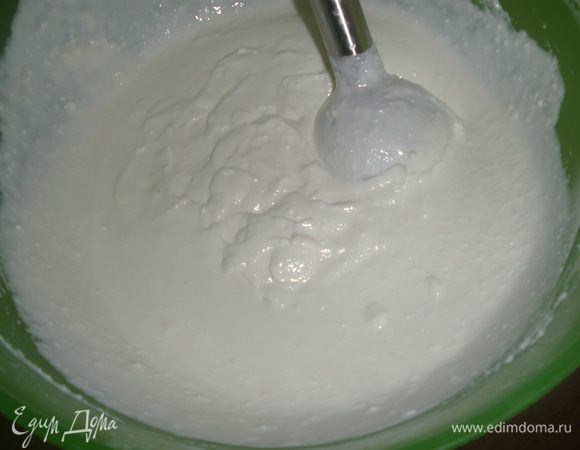 Пока остывает готовим крем. Взбиваем погружным блендером творог, ванилин,сметану и сахарную пудру до однородной кремовой констистенции. 