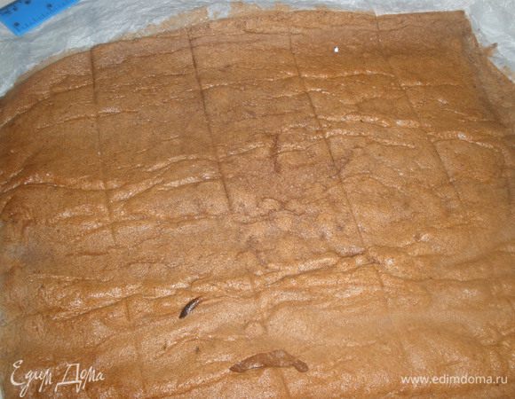 Остывший бисквит разворачиваем и делим на 6 полосок по 6 см шириной каждая. Важно чтобы все они были с ровными краями и одинаковой ширины. 