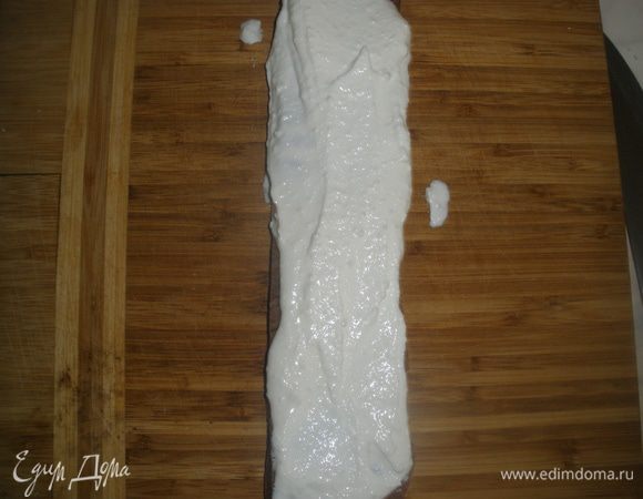 Берем одну полоску и промазываем ее кремом.