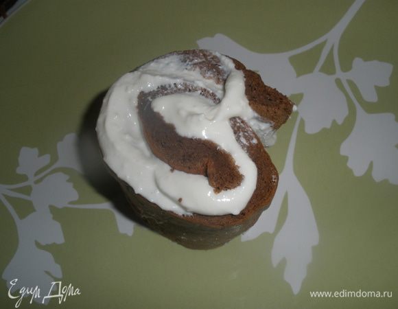 Сворачиваем ее в рулет и ставим на тарелку в центр. 