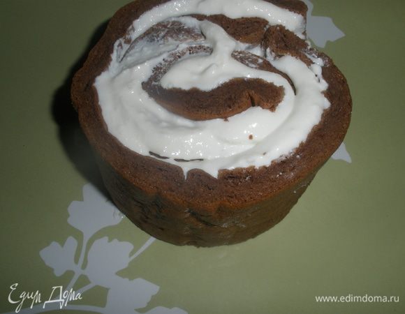 Смазываем вторую полоску и накручиваем ее по спирали на первую, соединив края стык в стык.  