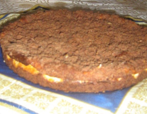 Готовый пирог остудить в форме 20 минут, затем осторожно переложить на тарелку. 