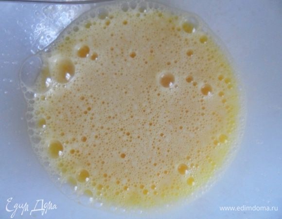 Яйца взбить с сахаром на высокой скорости.