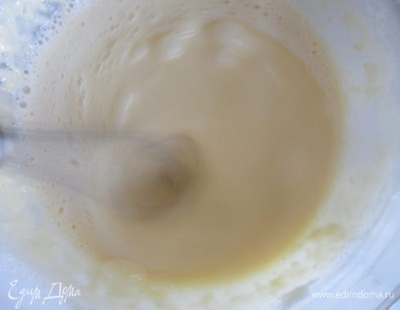 Тоненькой струйкой (взбивать не перестаем) вливаем кипяток в нашу смесь, хорошо перемешиваем.