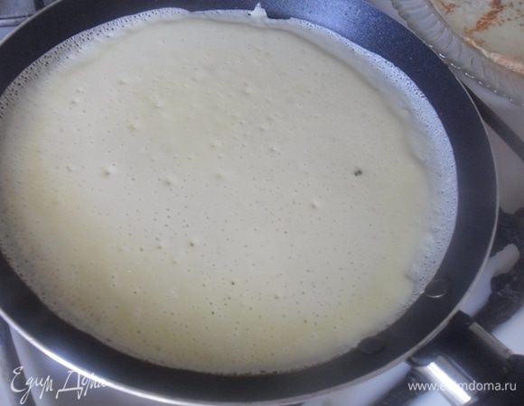 Жарим блины на очень хорошо разогретой сковороде. Я смазывала маслом только два раза.