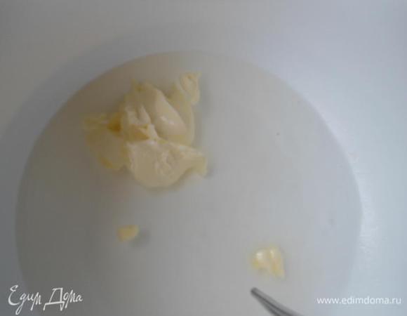 Смешаем воду,сахар,соль и  2 ложки размягчённого сливочного масла.