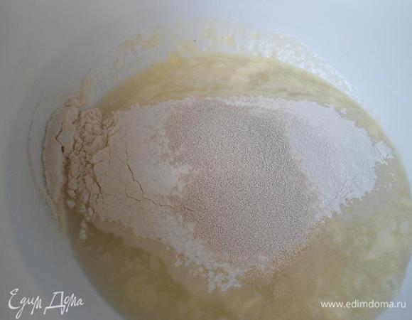 Просеянную муку смешать с дрожжами и добавить к жидким ингридиентам.Замесить тесто.