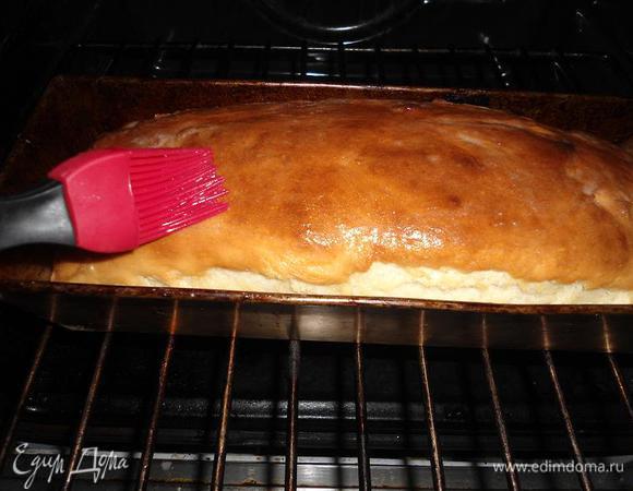 Ещё через 10 минут растопим 1 стол.ложку сливочного масла и смажем поверхность хлеба кисточкой,бумагу уберём и печём ещё 15 минуток.Итого 45 минут уходит на выпечку.