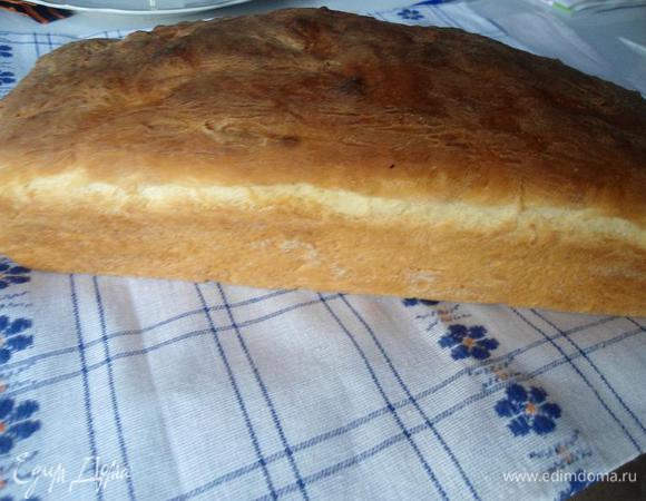 Я остужала хлеб на полотенце,если нажать на бочок хлеба,готовый хлеб пружинит.Мякиш белый-белый,нежный-нежный,не сыплется при нарезке,идеален на завтрак!Угощайтесь!