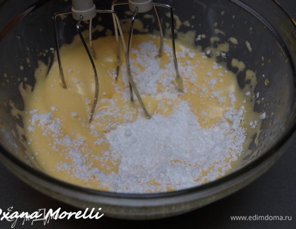 В желтки добавить 2ст.л. горячей воды,сахарную пудру,ванильный сахар и взбить до светлой пышной массы. 